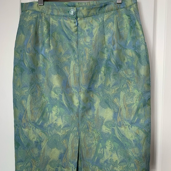 Gorgeous skirt suit. Jacket M skirt L - Picture 4 of 12